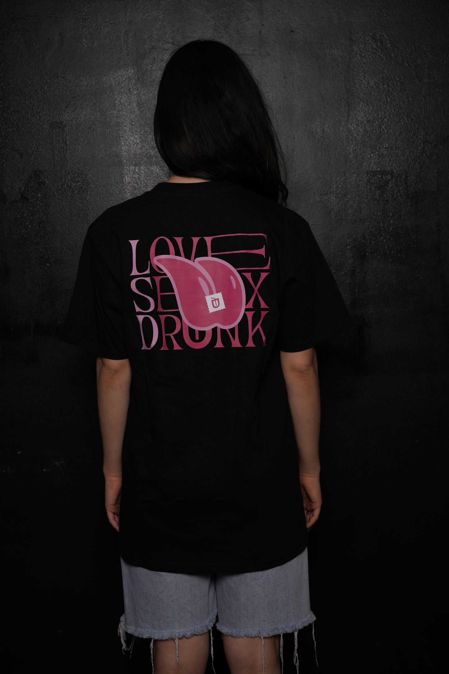 Love Sex Drunk - T-Shirt Nera e Dettagli Rosa