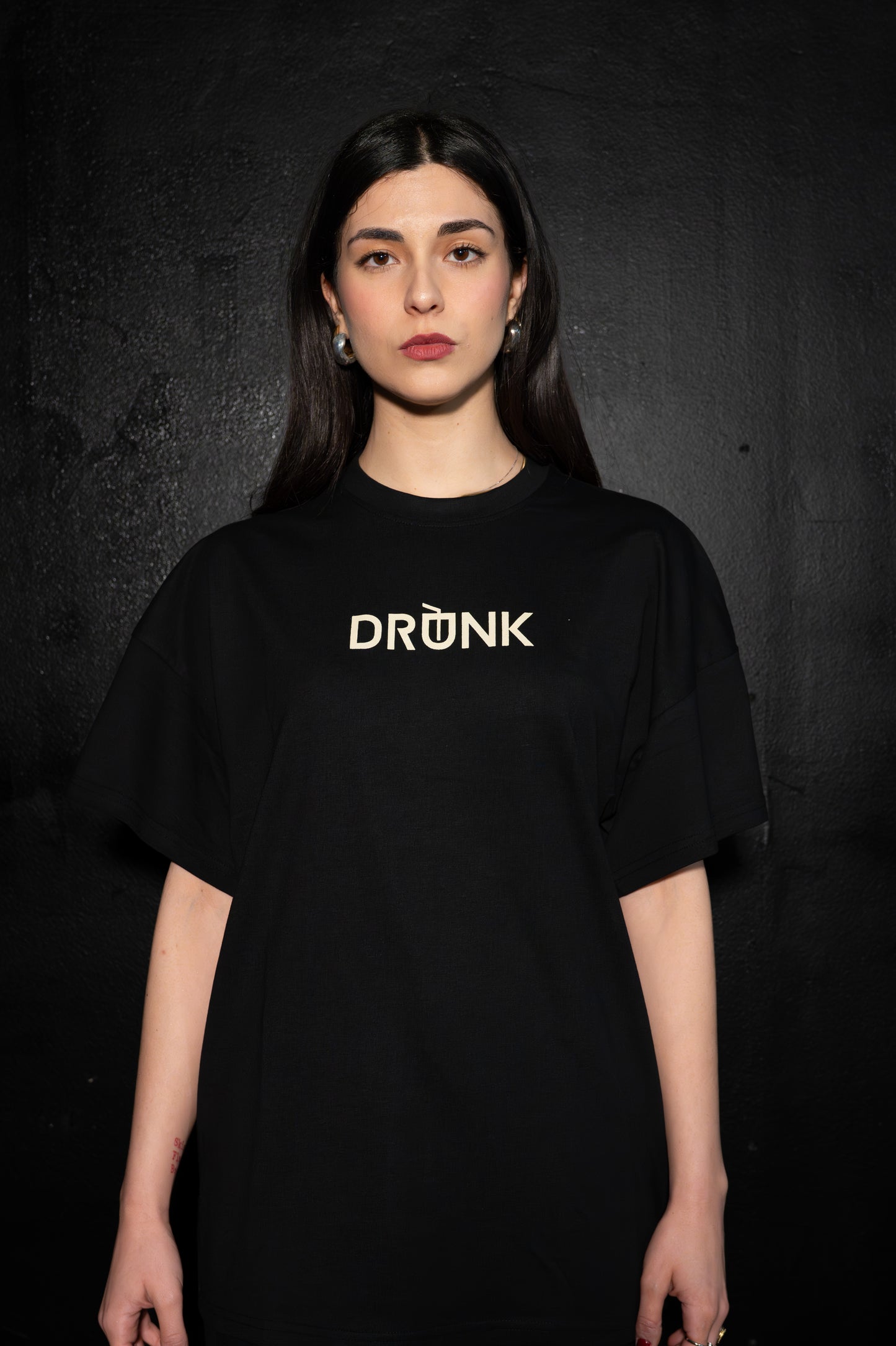 Il quattro bianchi non è un drink - T-Shirt Nera e Dettagli Panna