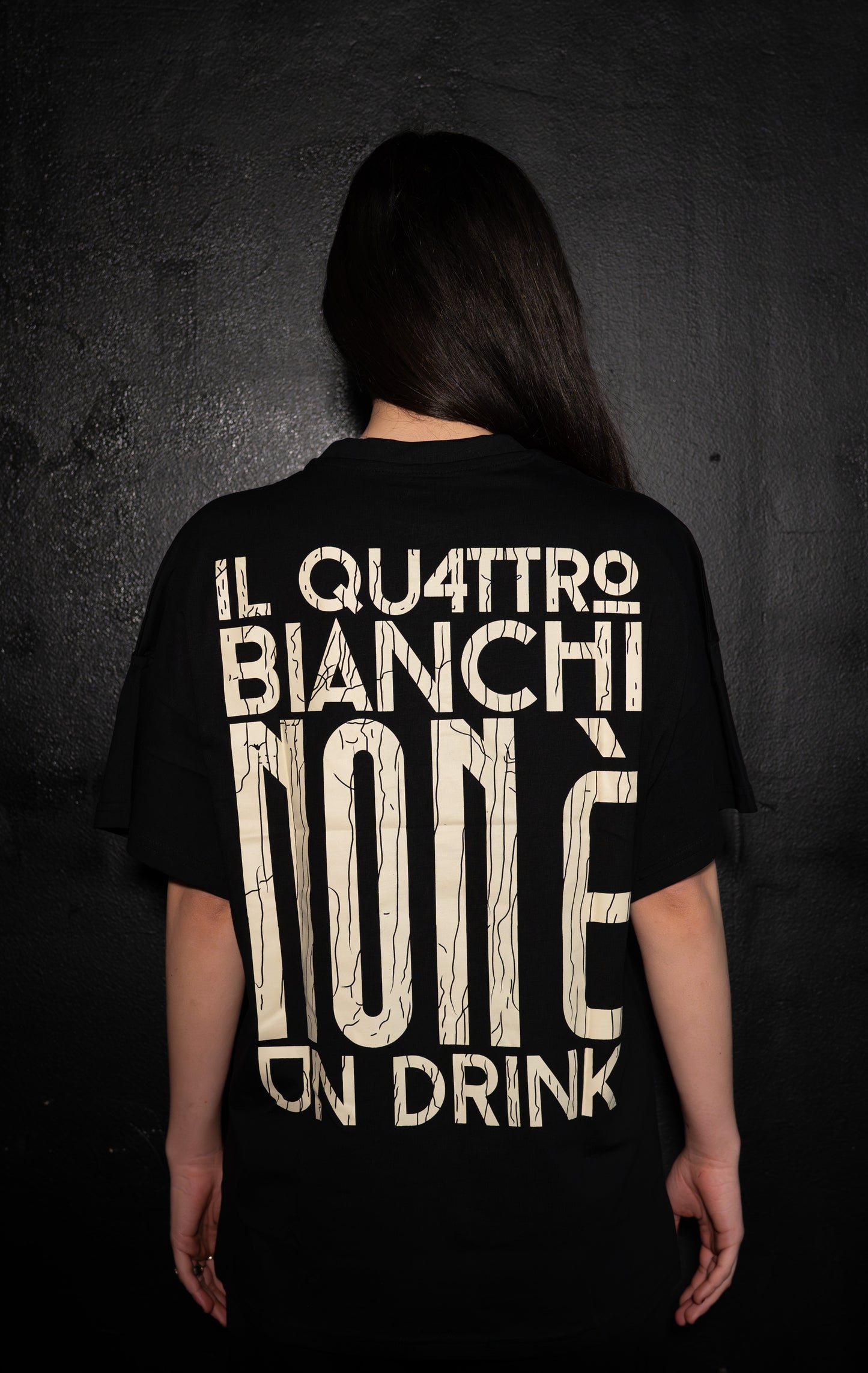 Il quattro bianchi non è un drink - T-Shirt Nera e Dettagli Panna
