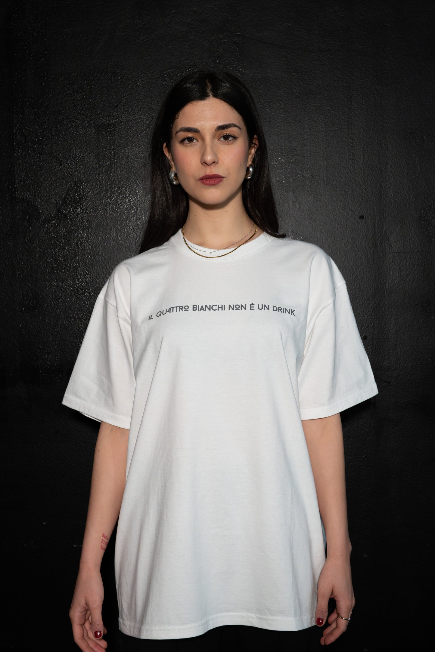 Il quattro bianchi non è un drink - T-Shirt Bianca e Dettagli Neri