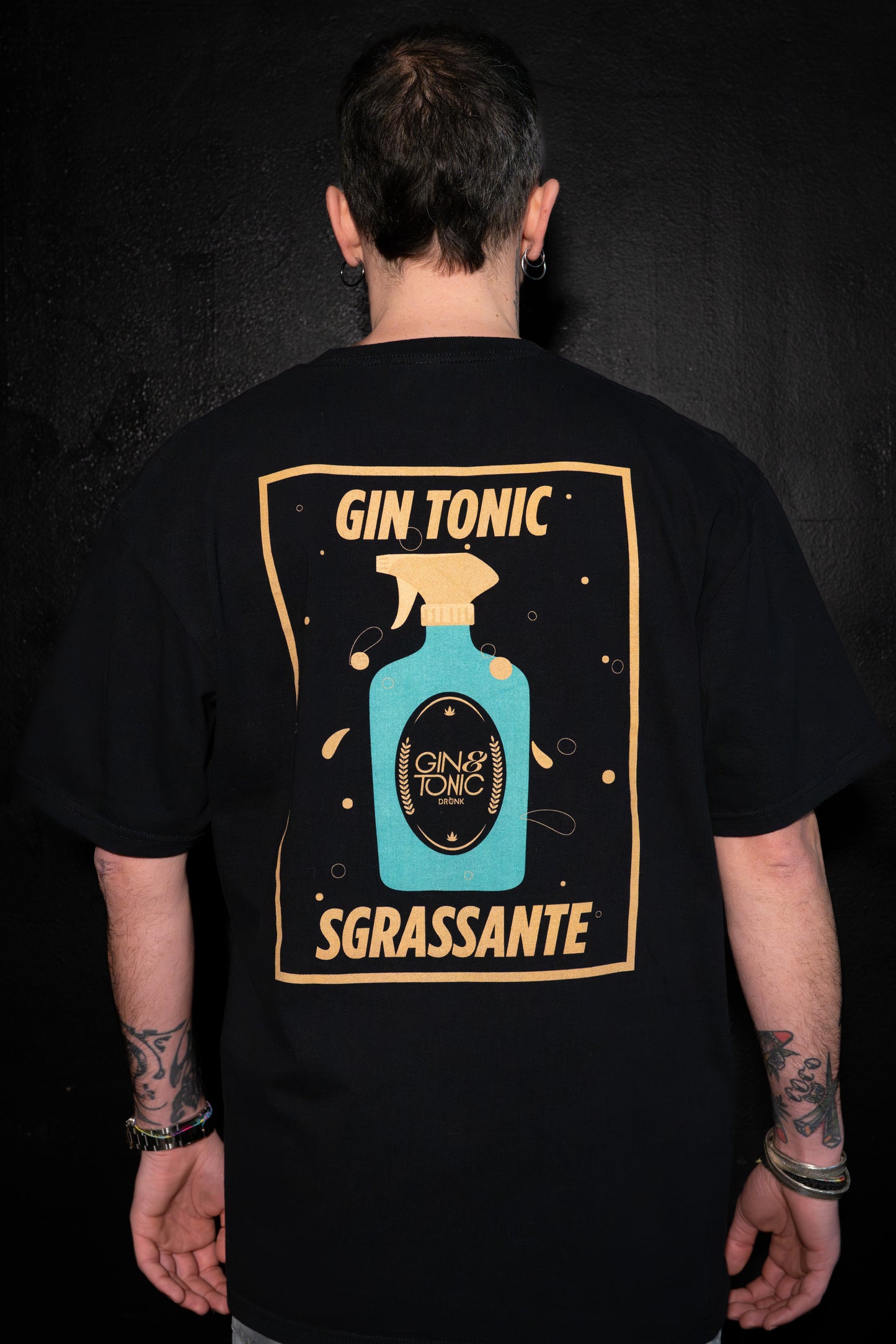 Gin Tonic Sgrassante - T-Shirt Nera e Dettagli Oro