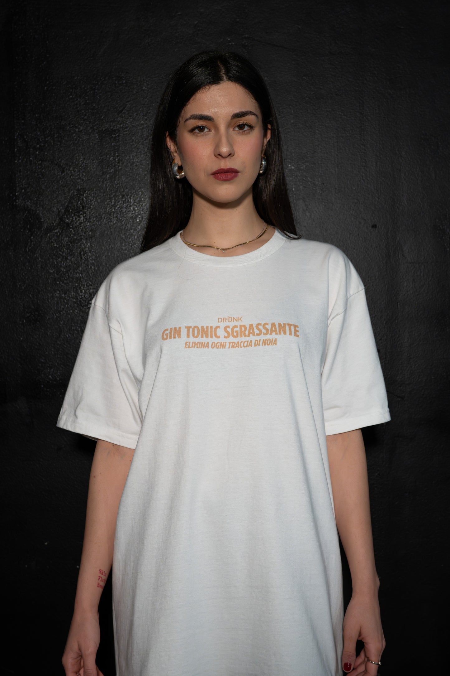 Gin Tonic Sgrassante - T-Shirt Bianca e Dettagli Oro