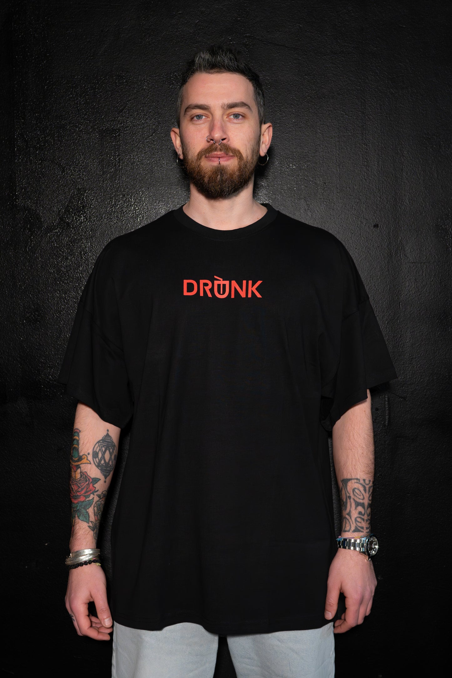 Il quattro bianchi non è un drink - T-Shirt Nera e Dettagli Rossi