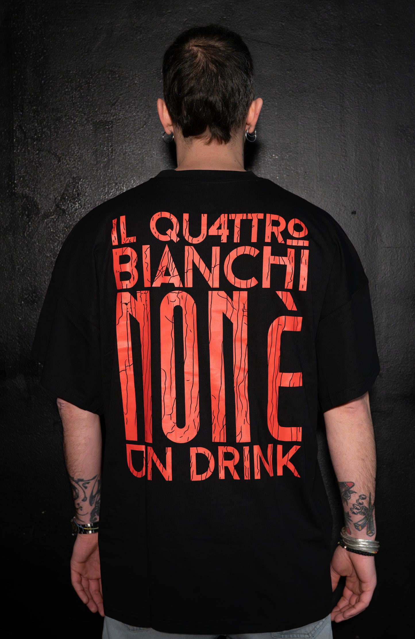Il quattro bianchi non è un drink - T-Shirt Nera e Dettagli Rossi