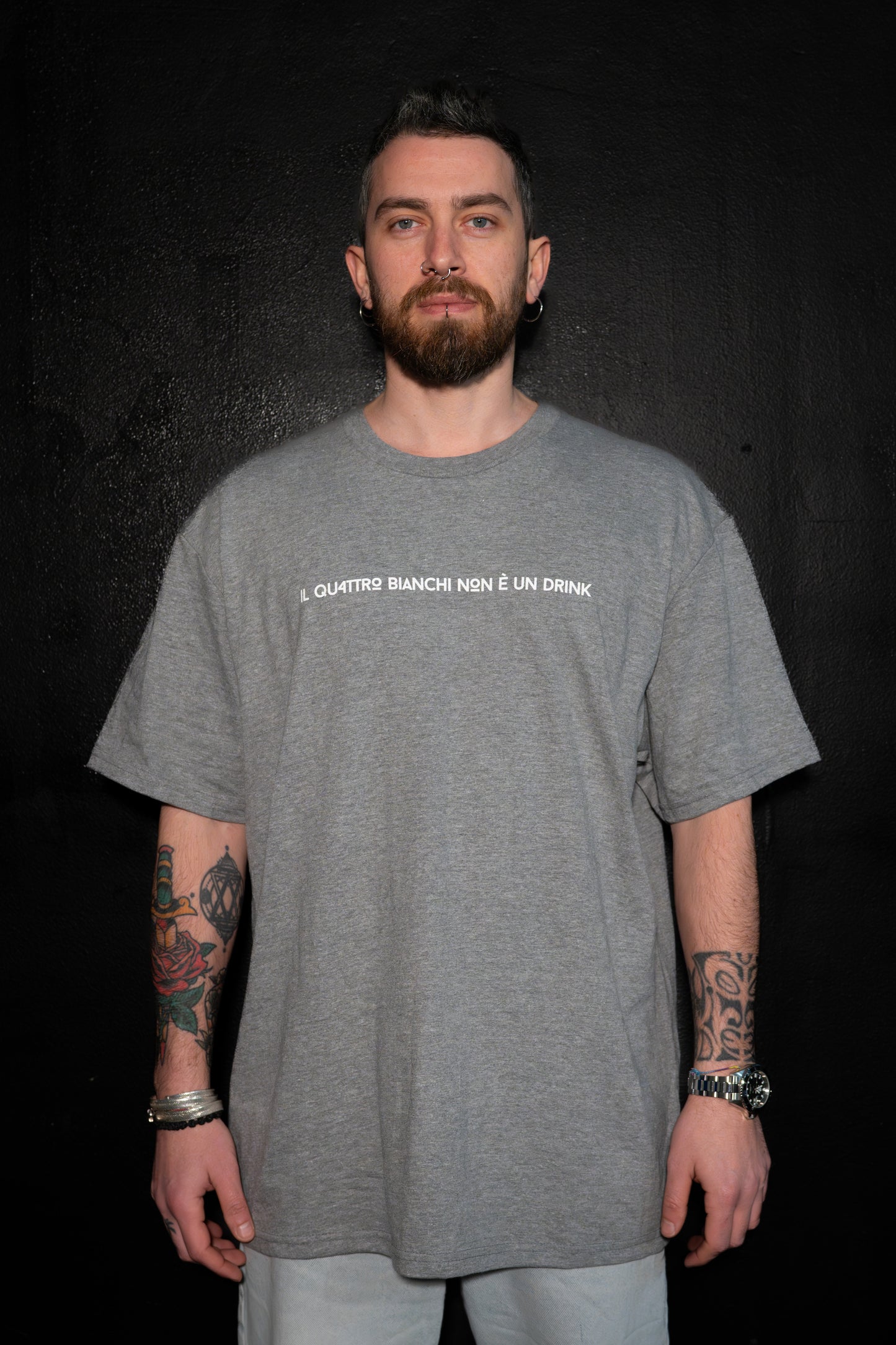 Il quattro bianchi non è un drink - T-Shirt Grafite e Dettagli Bianchi